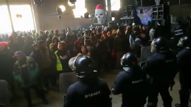  Antena 3 Noticias accede al interior de la 'rave' ilegal de Barcelona en pleno desalojo de los Mossos
