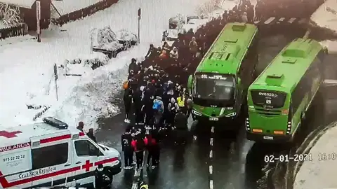 El 112 atiende a 150 personas por hipotermia tras esperar al autobús a 10 grados bajo cero en Cotos El 112 atiende a 150 personas por hipotermia tras esperar al autobús a 10 grados bajo cero en Cotos
