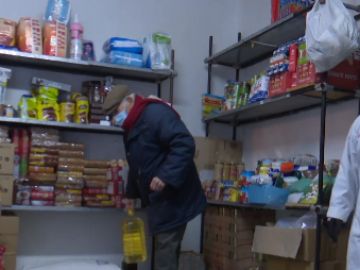 La pandemia del coronavirus obliga a Cipriano, de 86 años, a repartir comida todos los días entre los más necesitados