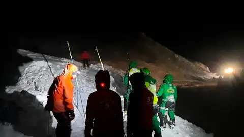 Miembros de la Guardia Civil y del Servicio de Emergencias del Principado (SEPA) durante la búsqueda de los dos operarios desaparecidos en la carretera del puerto de San Isidro después de que la máquina quitanieves con la que trabajaban fuera sepultada por un alud de nieve Miembros de la Guardia Civil y del Servicio de Emergencias del Principado (SEPA) durante la búsqueda de los dos operarios desaparecidos en la carretera del puerto de San Isidro después de que la máquina quitanieves con la que trabajaban fuera sepultada por un alud de nieve