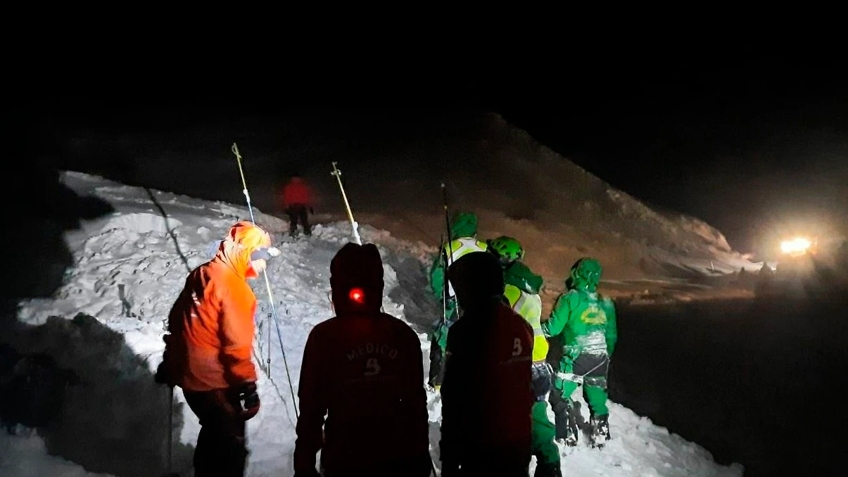 Miembros de la Guardia Civil y del Servicio de Emergencias del Principado (SEPA) durante la búsqueda de los dos operarios desaparecidos en la carretera del puerto de San Isidro después de que la máquina quitanieves con la que trabajaban fuera sepultada por un alud de nieve Miembros de la Guardia Civil y del Servicio de Emergencias del Principado (SEPA) durante la búsqueda de los dos operarios desaparecidos en la carretera del puerto de San Isidro después de que la máquina quitanieves con la que trabajaban fuera sepultada por un alud de nieve