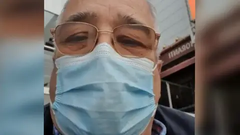 El primer médico en vacunarse en Andalucía: "Estoy completamente normal, no he tenido ninguna molestia" El primer médico en vacunarse en Andalucía: "Estoy completamente normal, no he tenido ninguna molestia"