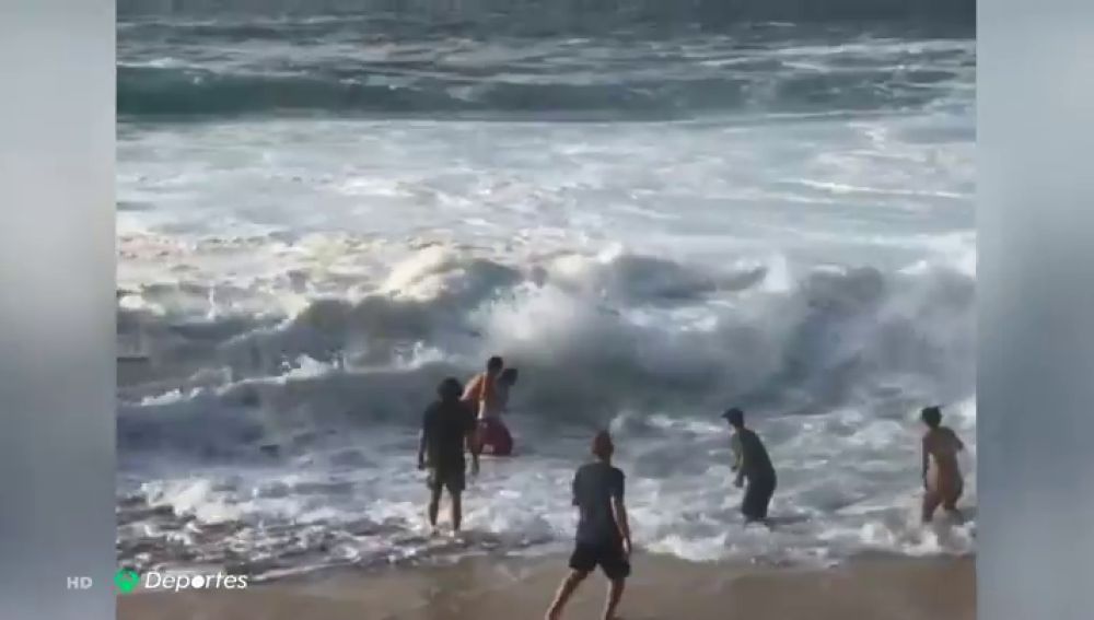 Un surfista salva a una mujer de morir ahogada en Hawai: "Sujétame la cerveza"