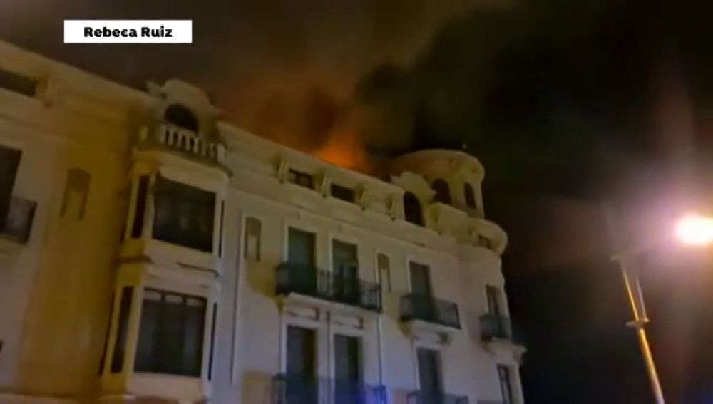 Un incendio calcina un emblemático edificio modernista en Jaca, Huesca