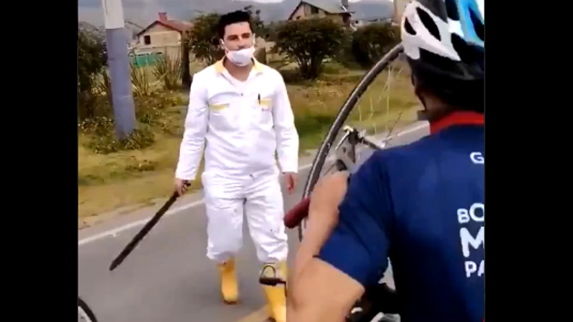 Matan a un perro en plena vía y amenazan con un machete a los ciclistas que les reclaman Matan a un perro en plena vía y amenazan con un machete a los ciclistas que les reclaman