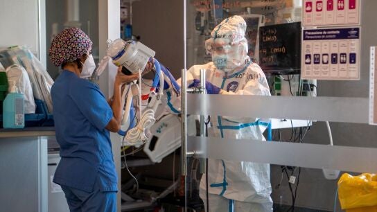 Preparativos para entubar a paciente del Hospital Son Espases de Palma de Mallorca