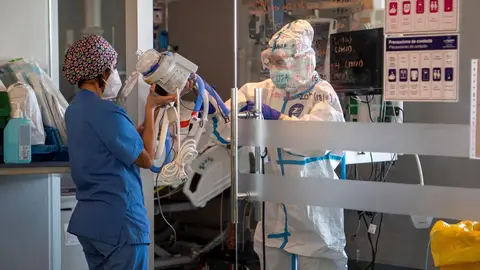 Preparativos para entubar a paciente del Hospital Son Espases de Palma de Mallorca Preparativos para entubar a paciente del Hospital Son Espases de Palma de Mallorca