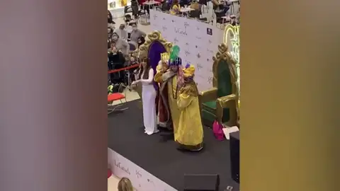 Desalojado un centro comercial en Marbella para ver a Kiko Rivera y Omar Montes de Reyes Magos Desalojado un centro comercial en Marbella para ver a Kiko Rivera y Omar Montes de Reyes Magos