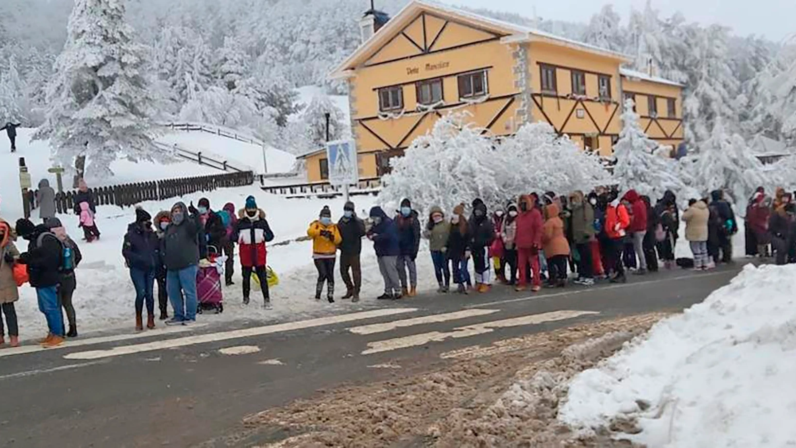 Navacerrada amanece completamente colapsada un día después de que 350 personas tuvieran que ser evacuadas Navacerrada amanece completamente colapsada un día después de que 350 personas tuvieran que ser evacuadas