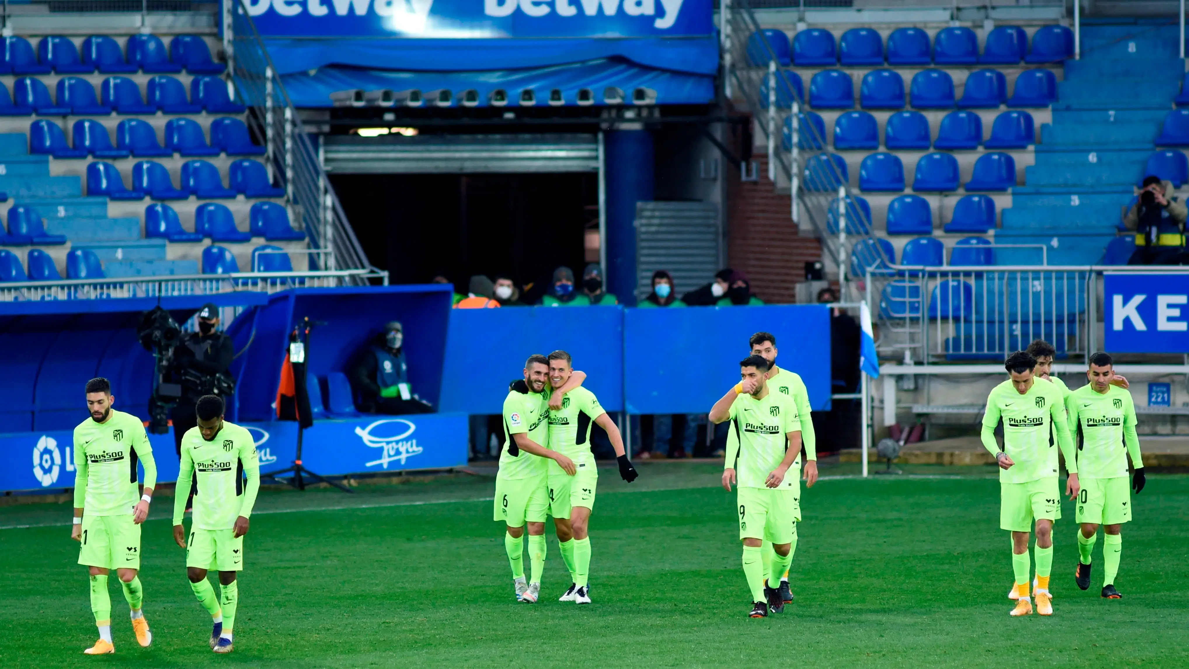 Los jugadores del Atl&eacute;tico celebran el gol al Alav&eacute;s