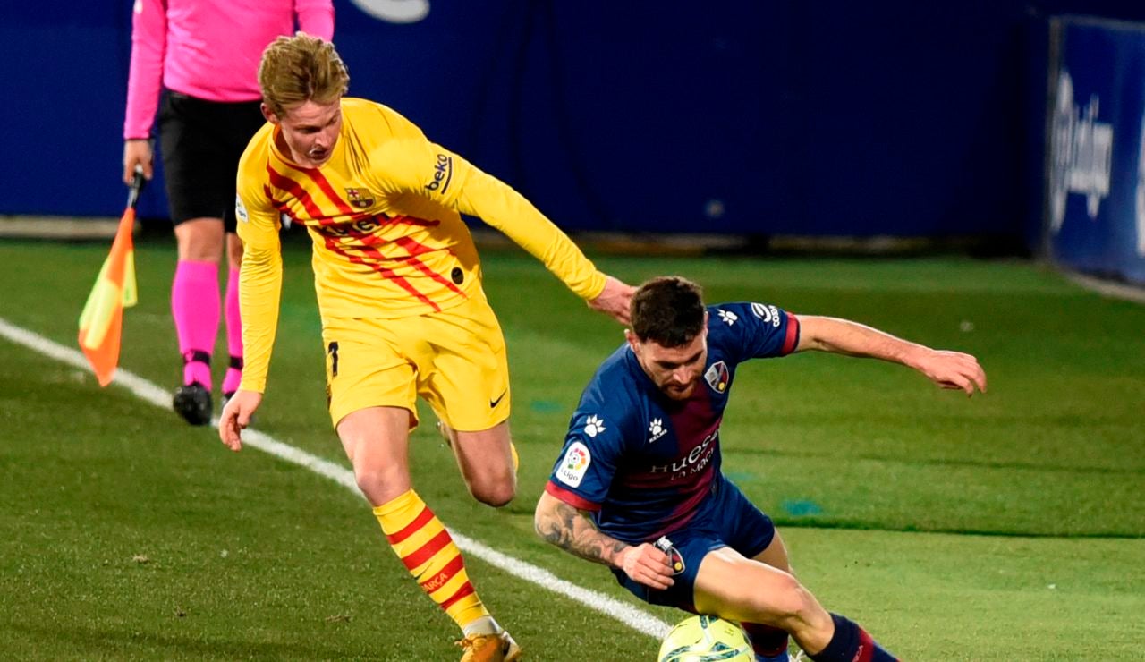 De Jong disputa un balón ante el Huesca