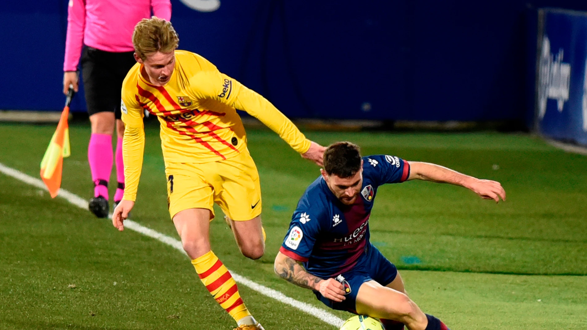 De Jong disputa un balón ante el Huesca De Jong disputa un balón ante el Huesca