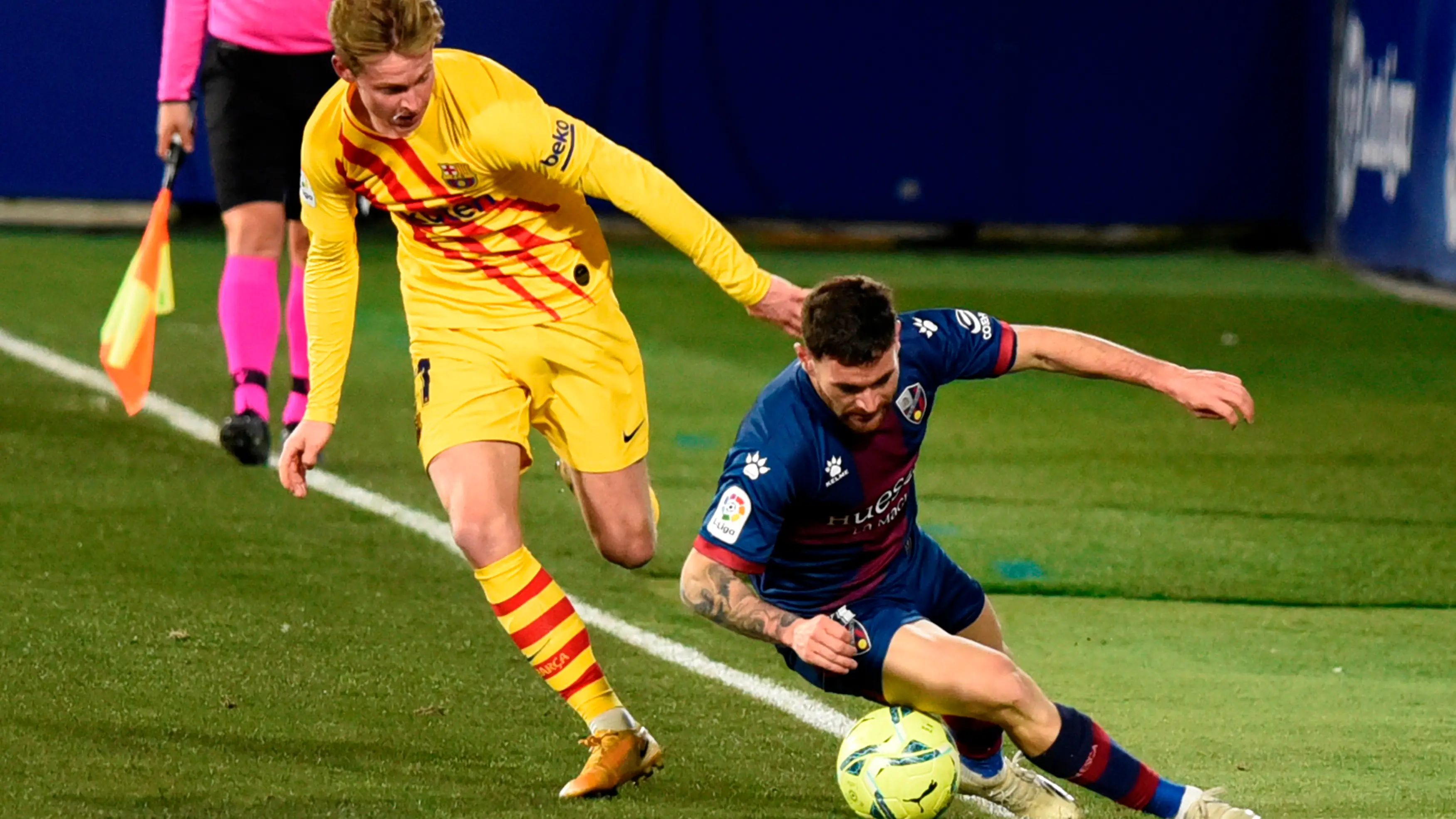De Jong disputa un bal&oacute;n ante el Huesca