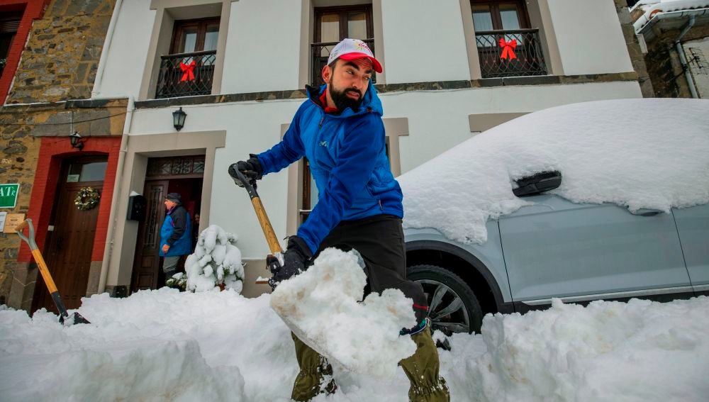 Vecinos de la localidad asturiana de Pajares retiran la nieve de los caminos, este sábado. EFE