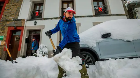 Vecinos de la localidad asturiana de Pajares retiran la nieve de los caminos, este sábado. EFE Vecinos de la localidad asturiana de Pajares retiran la nieve de los caminos, este sábado. EFE