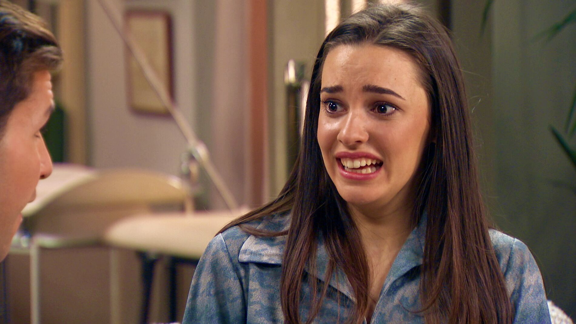 Higinio, decidido, propone a Emma crear una vida nueva junto a su beb&eacute;