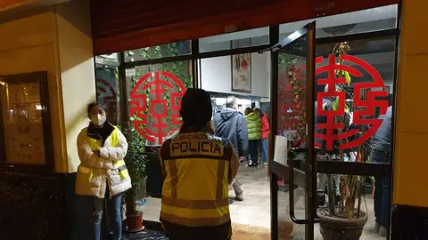 La Policía entra al restaurante donde trabajaba un niño de 9 años La Policía entra al restaurante donde trabajaba un niño de 9 años