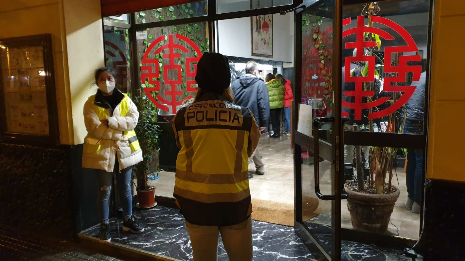 La Policía entra al restaurante donde trabajaba un niño de 9 años La Policía entra al restaurante donde trabajaba un niño de 9 años