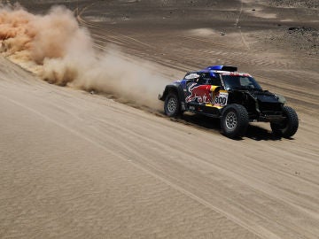 Al-Attiyah gana la segunda etapa y Carlos Sainz cede el liderato del Rally Dakar a Peterhansel