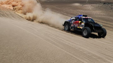 Al-Attiyah gana la segunda etapa y Carlos Sainz cede el liderato del Rally Dakar a Peterhansel