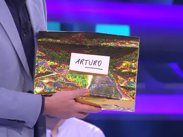 La “fantasía” de regalo que Arturo Valls recibe por el amigo invisible La “fantasía” de regalo que Arturo Valls recibe por el amigo invisible