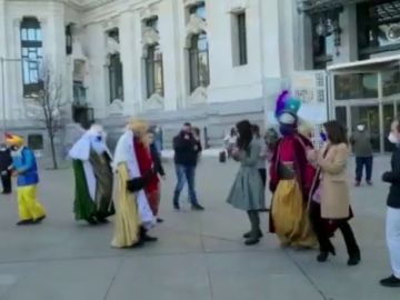 El divertido baile de Almeida, Levy y Villacís con los Reyes Magos