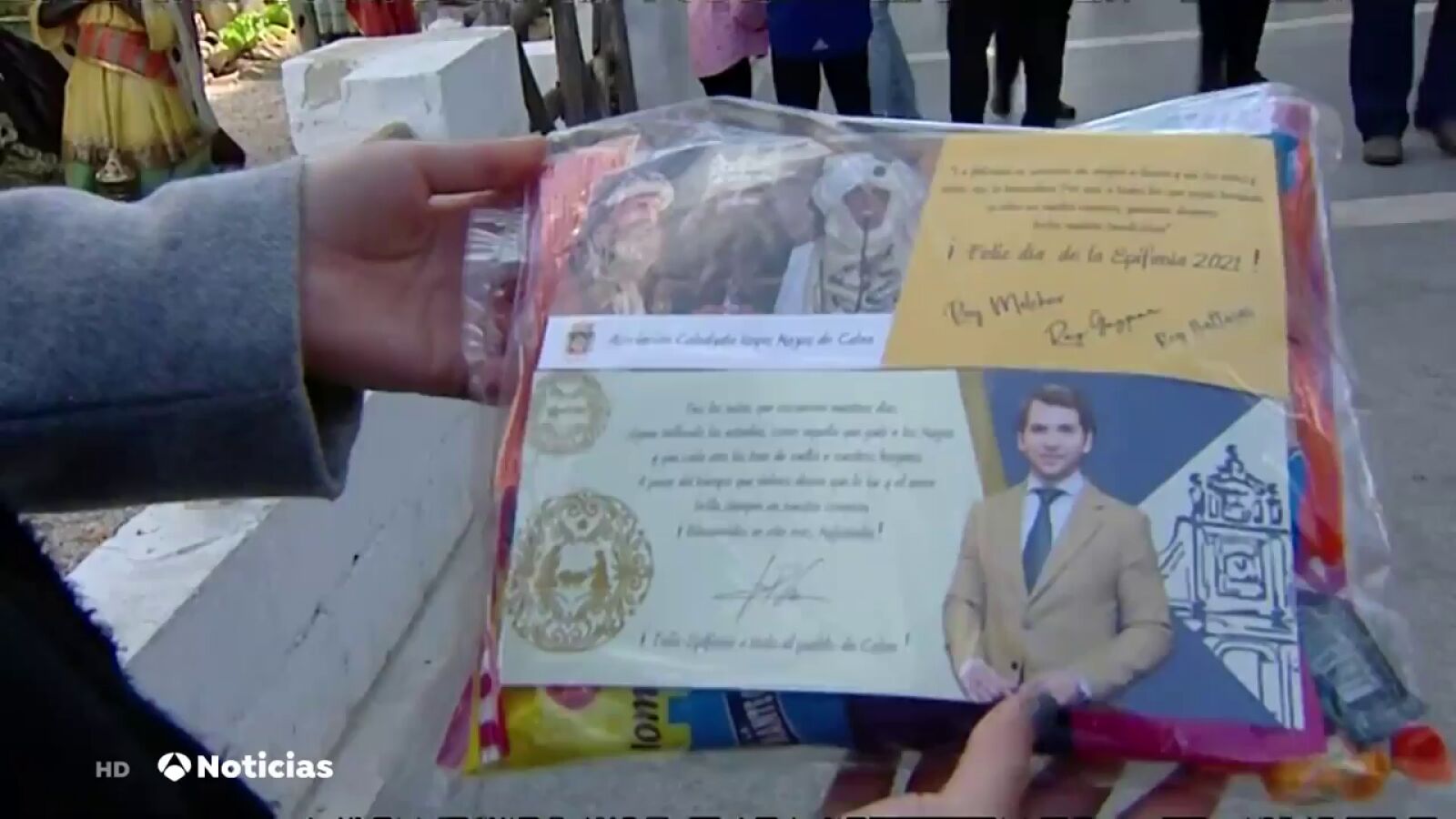 Polémica en Córdoba por una bolsa de caramelos donde aparece el alcalde la ciudad junto a los tres Reyes Magos