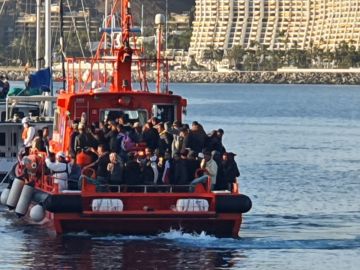 70 inmigrantes localizados a bordo de una lancha neumática frente a Fuerteventura