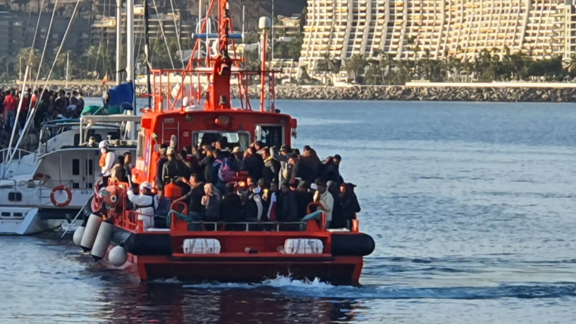 70 inmigrantes localizados a bordo de una lancha neumática frente a Fuerteventura 70 inmigrantes localizados a bordo de una lancha neumática frente a Fuerteventura