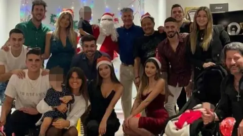 Las polémicas 'coronafiestas' de futbolistas como Mendy, Reguilón o Neymar esta Navidad Las polémicas 'coronafiestas' de futbolistas como Mendy, Reguilón o Neymar esta Navidad