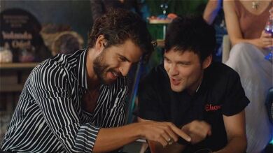 Maxi Iglesias revela fotos tras las cámaras de 'FoQ: el reencuentro' y la divertida recreación de un momento de la 'Física o Química' original