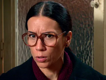 Manolita acude a ver a Cristina con gran desesperación, impotencia y enfado, tras su primer día de trabajo en casa de Martín-Cuesta: “Ya le he puesto cara al asesino de mi hija” Manolita le cuenta a Cristina lo vivido, su conversación con Beltrán y las sospechosas palabras que el Coronel ha tenido con ella acerca de su familia y de la muerte de Marisol. Cristina le da la razón a Manolita en su desconcierto: “es cómplice”. Llena de verdad y de desesperación, Manolita no se piensa rendir hasta destapar la mentira que Beltrán orquestó con su hijo Tito: “No voy a parar hasta poder acusarlos” Manolita acude a ver a Cristina con gran desesperación, impotencia y enfado, tras su primer día de trabajo en casa de Martín-Cuesta: “Ya le he puesto cara al asesino de mi hija” Manolita le cuenta a Cristina lo vivido, su conversación con Beltrán y las sospechosas palabras que el Coronel ha tenido con ella acerca de su familia y de la muerte de Marisol. Cristina le da la razón a Manolita en su desconcierto: “es cómplice”. Llena de verdad y de desesperación, Manolita no se piensa rendir hasta destapar la mentira que Beltrán orquestó con su hijo Tito: “No voy a parar hasta poder acusarlos”