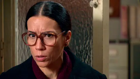 Manolita acude a ver a Cristina con gran desesperación, impotencia y enfado, tras su primer día de trabajo en casa de Martín-Cuesta: “Ya le he puesto cara al asesino de mi hija” Manolita le cuenta a Cristina lo vivido, su conversación con Beltrán y las sospechosas palabras que el Coronel ha tenido con ella acerca de su familia y de la muerte de Marisol. Cristina le da la razón a Manolita en su desconcierto: “es cómplice”. Llena de verdad y de desesperación, Manolita no se piensa rendir hasta destapar la mentira que Beltrán orquestó con su hijo Tito: “No voy a parar hasta poder acusarlos” Manolita acude a ver a Cristina con gran desesperación, impotencia y enfado, tras su primer día de trabajo en casa de Martín-Cuesta: “Ya le he puesto cara al asesino de mi hija” Manolita le cuenta a Cristina lo vivido, su conversación con Beltrán y las sospechosas palabras que el Coronel ha tenido con ella acerca de su familia y de la muerte de Marisol. Cristina le da la razón a Manolita en su desconcierto: “es cómplice”. Llena de verdad y de desesperación, Manolita no se piensa rendir hasta destapar la mentira que Beltrán orquestó con su hijo Tito: “No voy a parar hasta poder acusarlos”