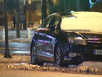 Coches cubiertos de nieve y carreteras cortadas al tráfico en Logroño