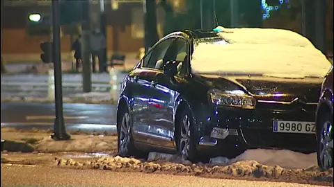 Coches cubiertos de nieve y carreteras cortadas al tráfico en Logroño Coches cubiertos de nieve y carreteras cortadas al tráfico en Logroño