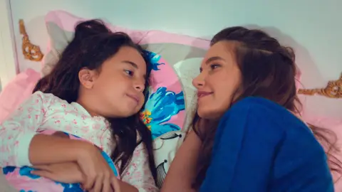 Öykü comienza ver en Candan una madre Öykü comienza ver en Candan una madre