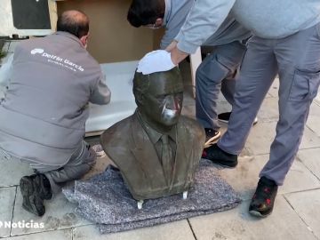 El alcalde de Cádiz retira, sin previo aviso, un busto de don Juan Carlos I de una plaza de la ciudad