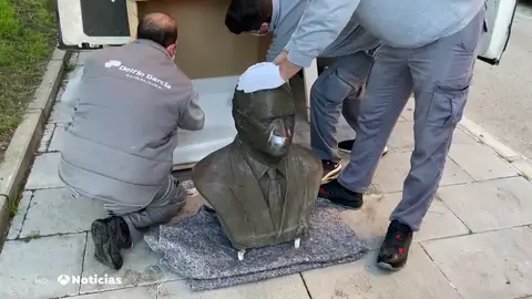 El alcalde de Cádiz retira, sin previo aviso, un busto de don Juan Carlos I de una plaza de la ciudad El alcalde de Cádiz retira, sin previo aviso, un busto de don Juan Carlos I de una plaza de la ciudad
