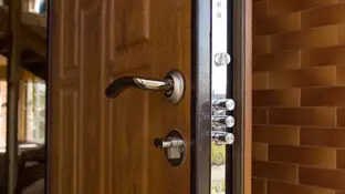 Un matrimonio, de alrededor de 70 años, lleva siete meses sin salir de su casa de A Coruña por miedo a que se la okupen Un matrimonio, de alrededor de 70 años, lleva siete meses sin salir de su casa de A Coruña por miedo a que se la okupen