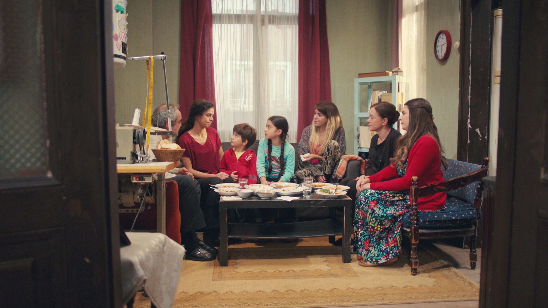 Bahar impone tres reglas en su casa y todos guardan un delatador silencio al descubrirlas