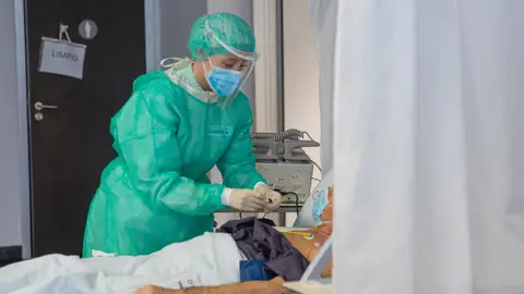 Una sanitaria atiende a un paciente ingresado en la UCI del Hospital Universitario del Vinalopó de Elche. Una sanitaria atiende a un paciente ingresado en la UCI del Hospital Universitario del Vinalopó de Elche.