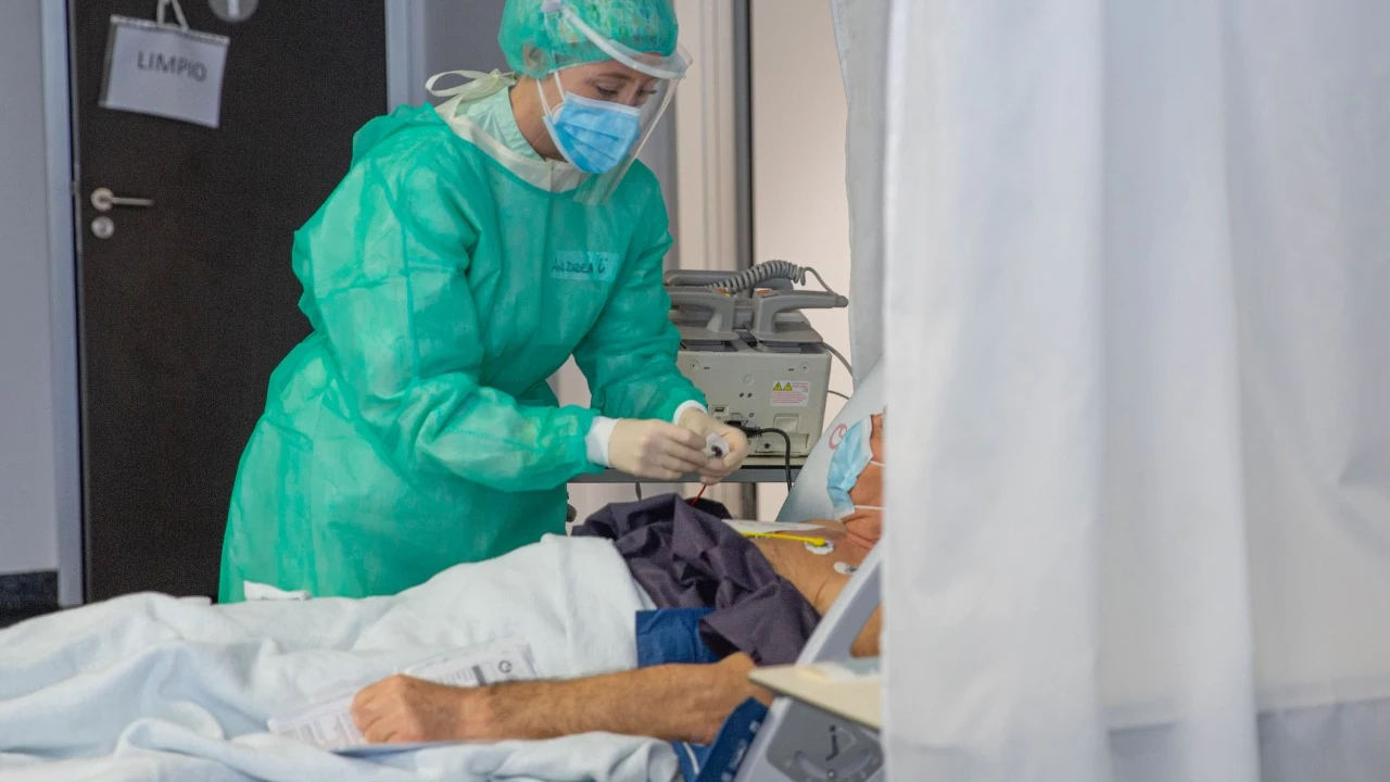 Una sanitaria atiende a un paciente ingresado en la UCI del Hospital Universitario del Vinalopó de Elche. Una sanitaria atiende a un paciente ingresado en la UCI del Hospital Universitario del Vinalopó de Elche.