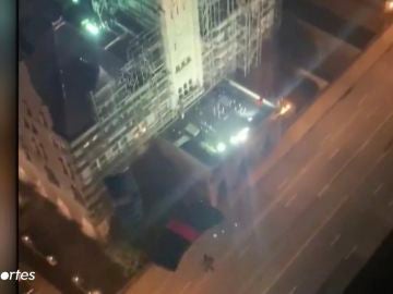 El peligroso salto de dos paracaidistas desde un ático 