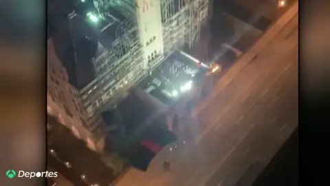El peligroso salto de dos paracaidistas desde un ático Paracaidismo