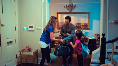Öykü, Demir y su avaricia, se instalan en casa de Candan 