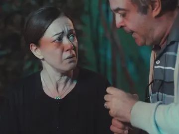 Enver y Hatice roban el móvil a Sirin y lo destruyen para eliminar sus fotografías con Sarp Enver y Hatice roban el móvil a Sirin y lo destruyen para eliminar sus fotografías con Sarp