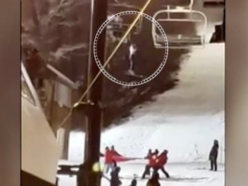 Rescatan a una esquiadora que quedó colgada de un telesilla en Nueva York