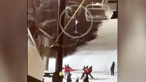 Rescatan a una esquiadora que quedó colgada de un telesilla en Nueva York Estados Unidos