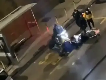 El emocionante gesto de un futbolista de la Lazio con un repartidor al que dieron una paliza y robaron la moto El emocionante gesto de un futbolista de la Lazio con un repartidor al que dieron una paliza y robaron la moto