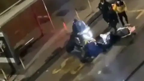 El emocionante gesto de un futbolista de la Lazio con un repartidor al que dieron una paliza y robaron la moto El emocionante gesto de un futbolista de la Lazio con un repartidor al que dieron una paliza y robaron la moto